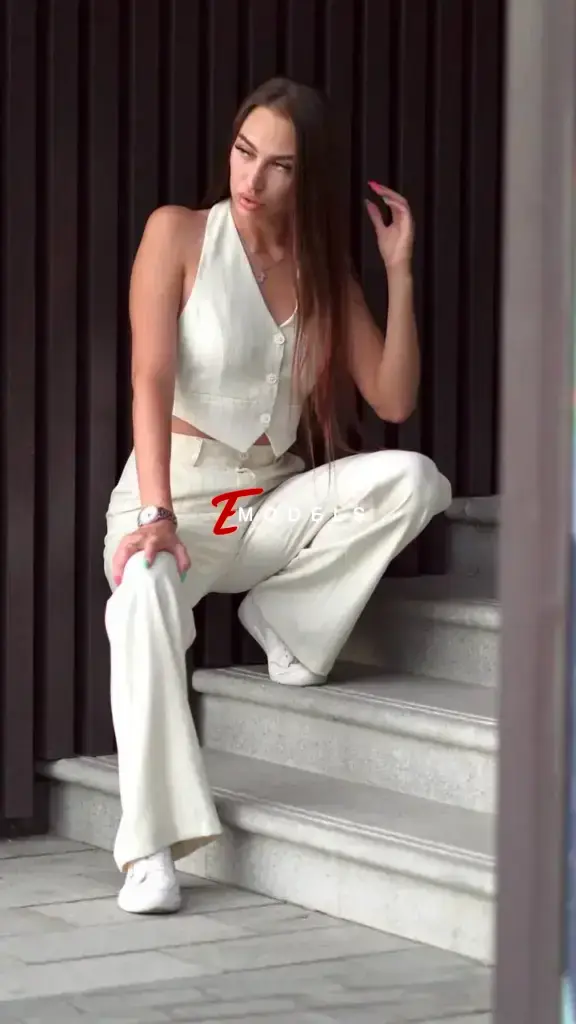 Naomi, Height: 178, Age: 24, Weight: 58