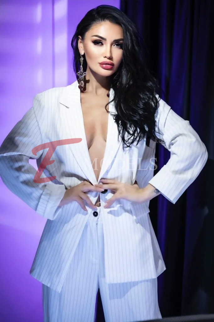 Josie, Height: 170, Age: 30, Weight: 55